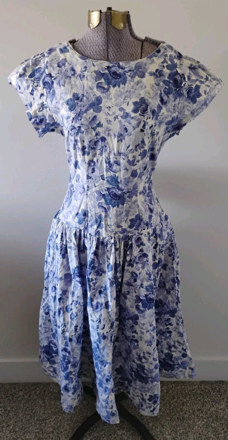 1980’s Vtg Floral Print Dress White & Blue S 34″ Bust Cottagecore Retro Whimsy