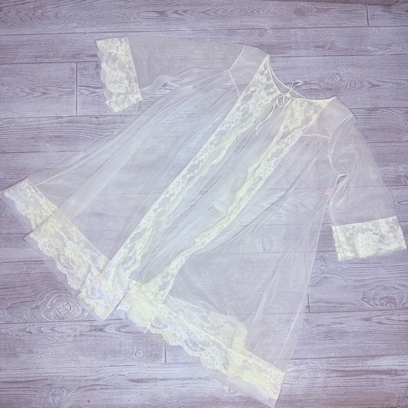 Vintage Sears sheer chiffon lace light yellow / cream crop sleeve robe sleepwear