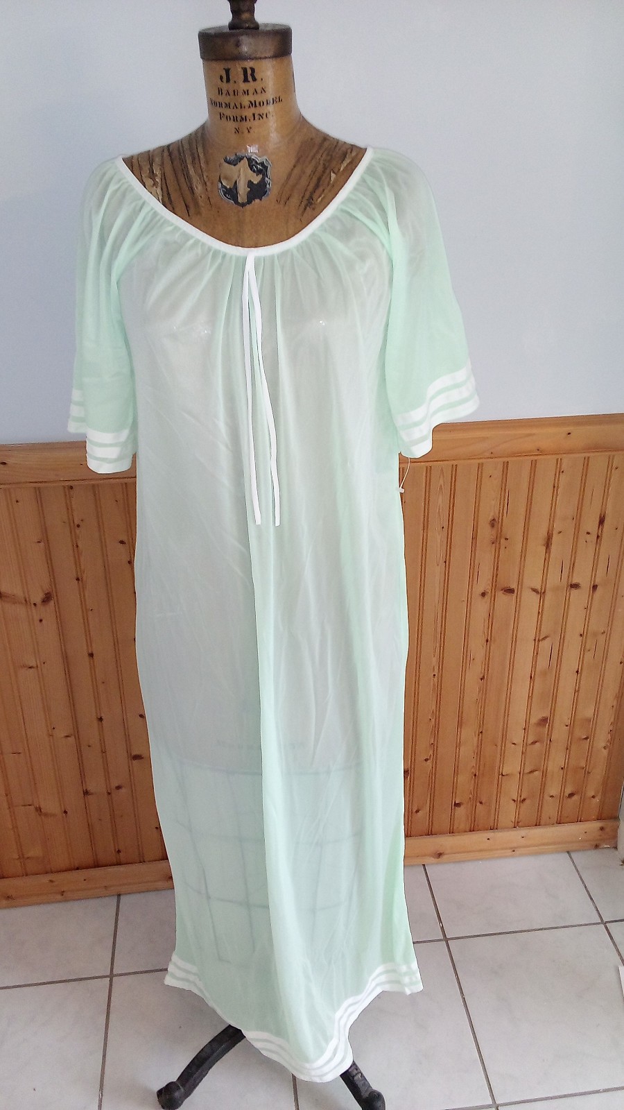 1970’s Nylon Night gown M-L