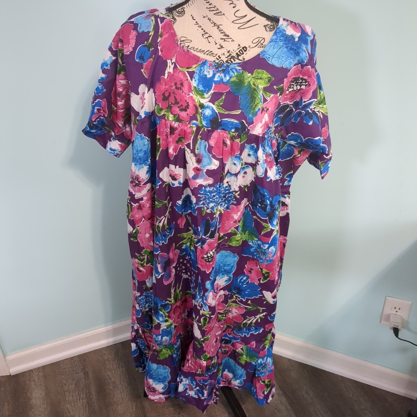 Vintage Metropolitan bold floral mumu house dress pockets large granny core