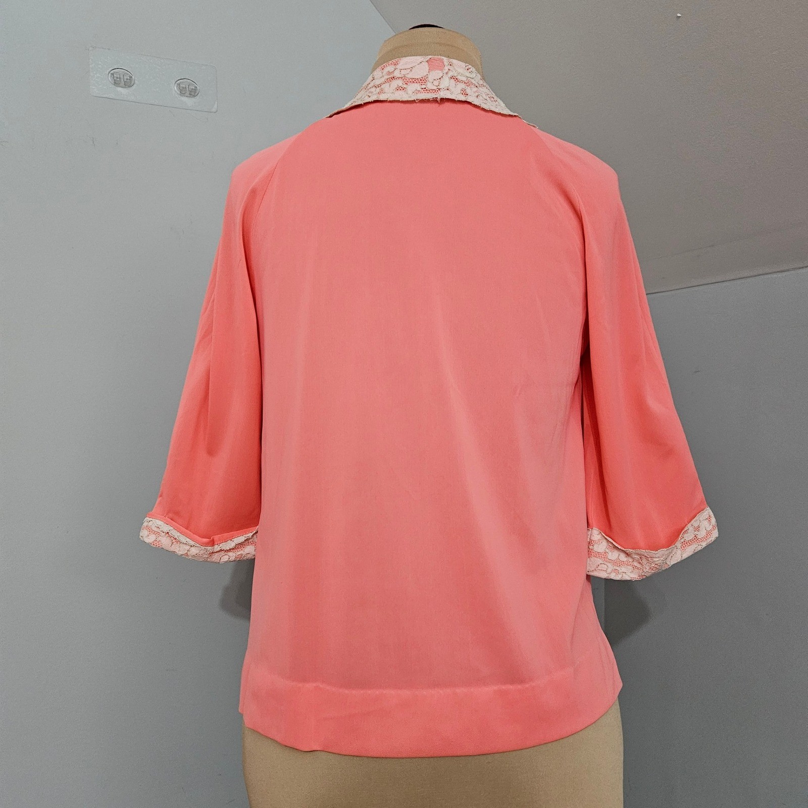 Vintage Gossard Artemis Coral Pink Lace Collar Button Front Bed Jacket Size 34