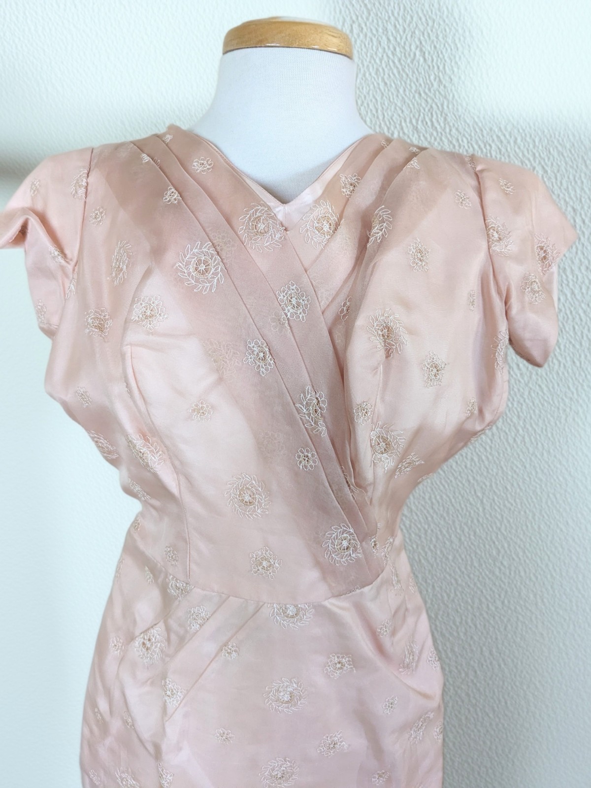 Vintage 1950s Pink Satin Wiggle Dress Embroidered Floral Cocktail Party Dress
