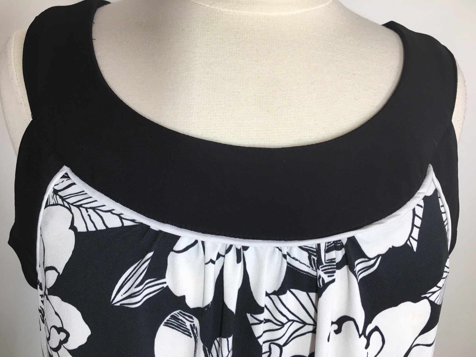 Vintage R & K Woman’s Size 14 Black & White Floral Dress Round Neck Sleeveless