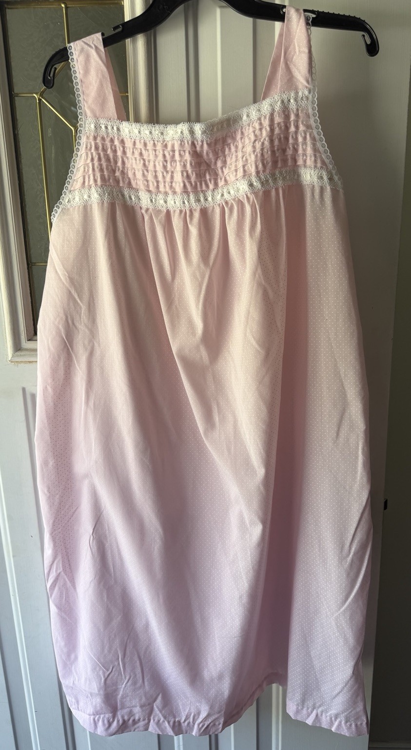 Dameá nightgown features delicate lace trim – Polk Dotted On Pink- READ For Sz