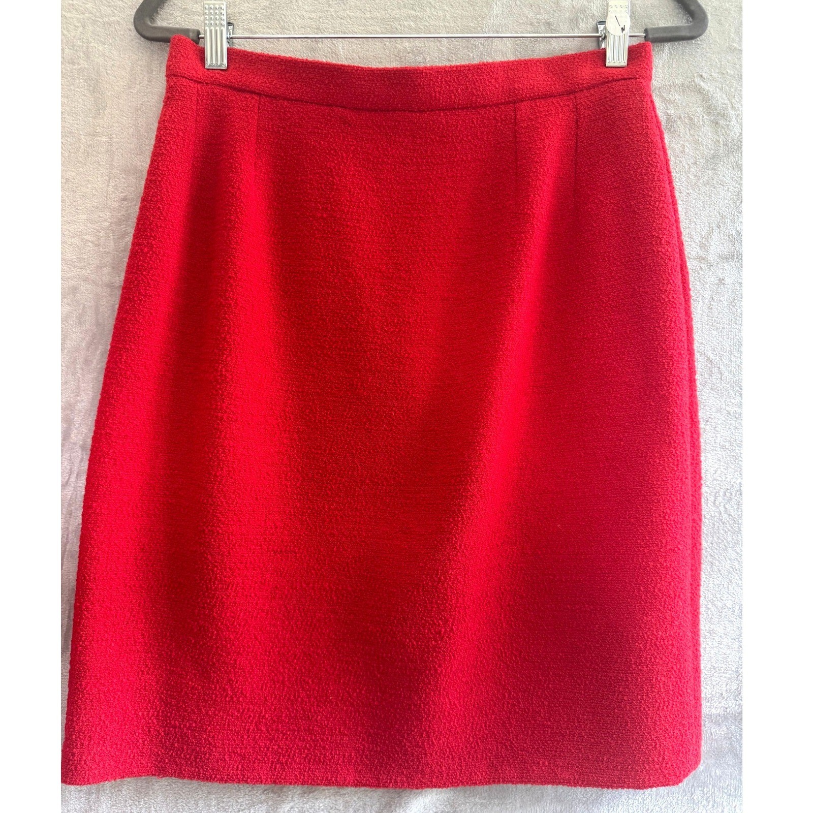 Chanel Boutique Vintage Red Wool Boucle Tweed Skirt Suit CC est size FR 42 US 10