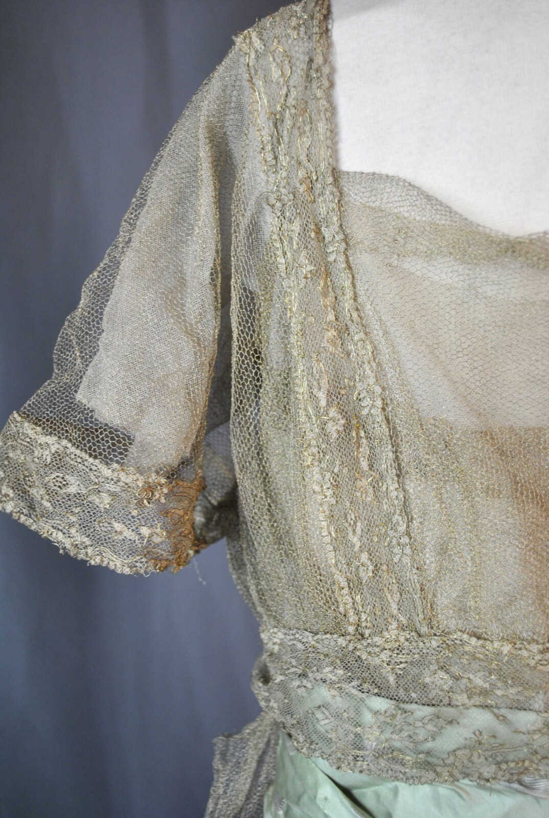 FLAPPER SILK SATIN EVENING DRESS, 1920s, METALLIC LACE TRIM AND NETTING