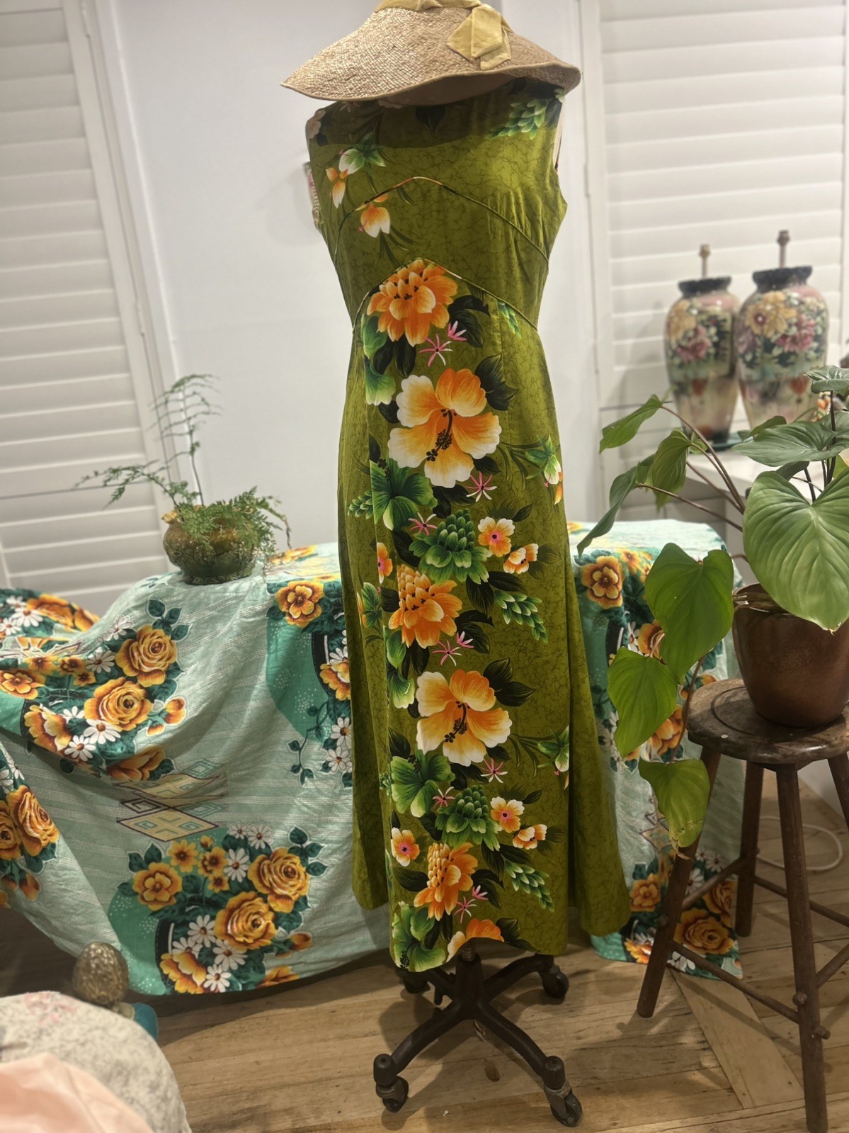 Vintage 1960/ 70s genuine Hawaiin Exotic Tropical Print Sleeveless long DressM