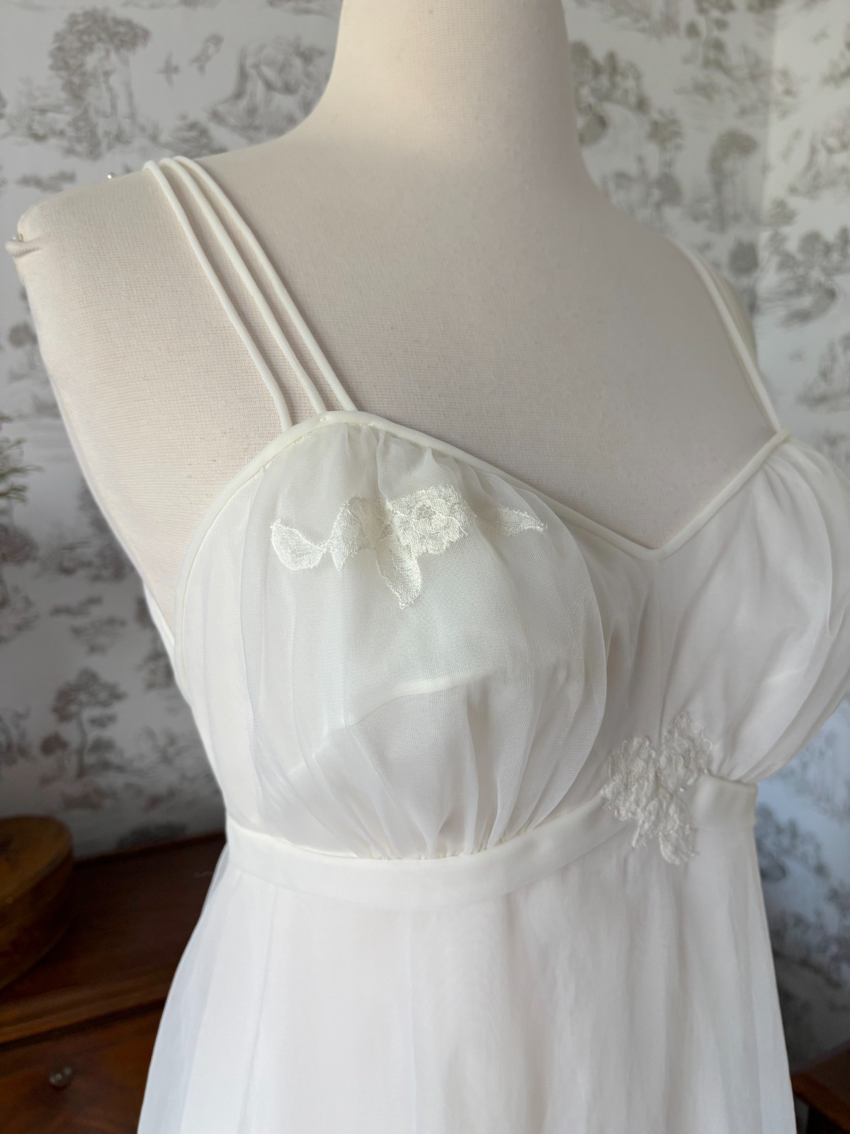 Vintage 60s Laros Short White Nightgown with Appliques: Bridal Wedding Lingerie