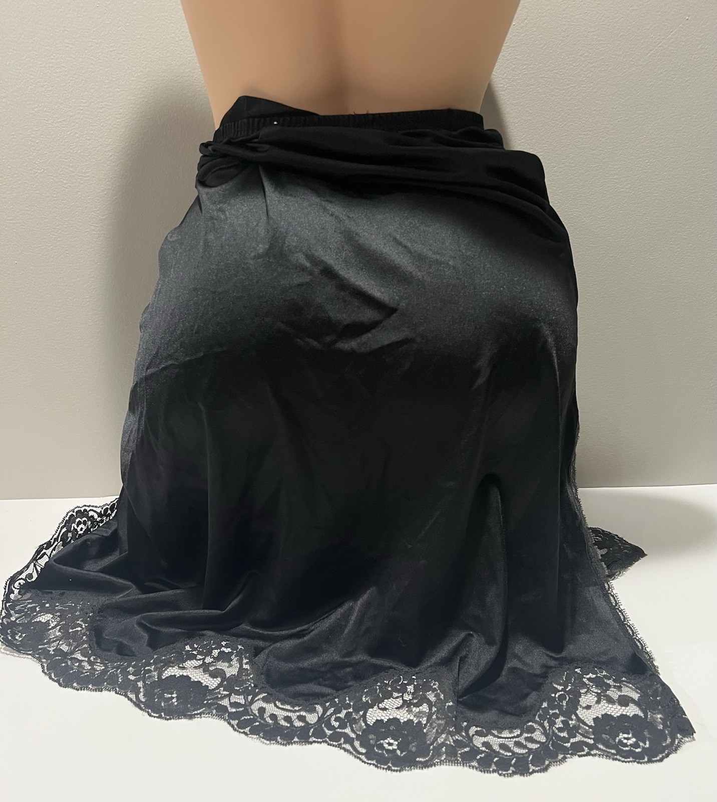 Vintage JCPenney body lites Women’s Size L half slip skirt nylon silky lace trim