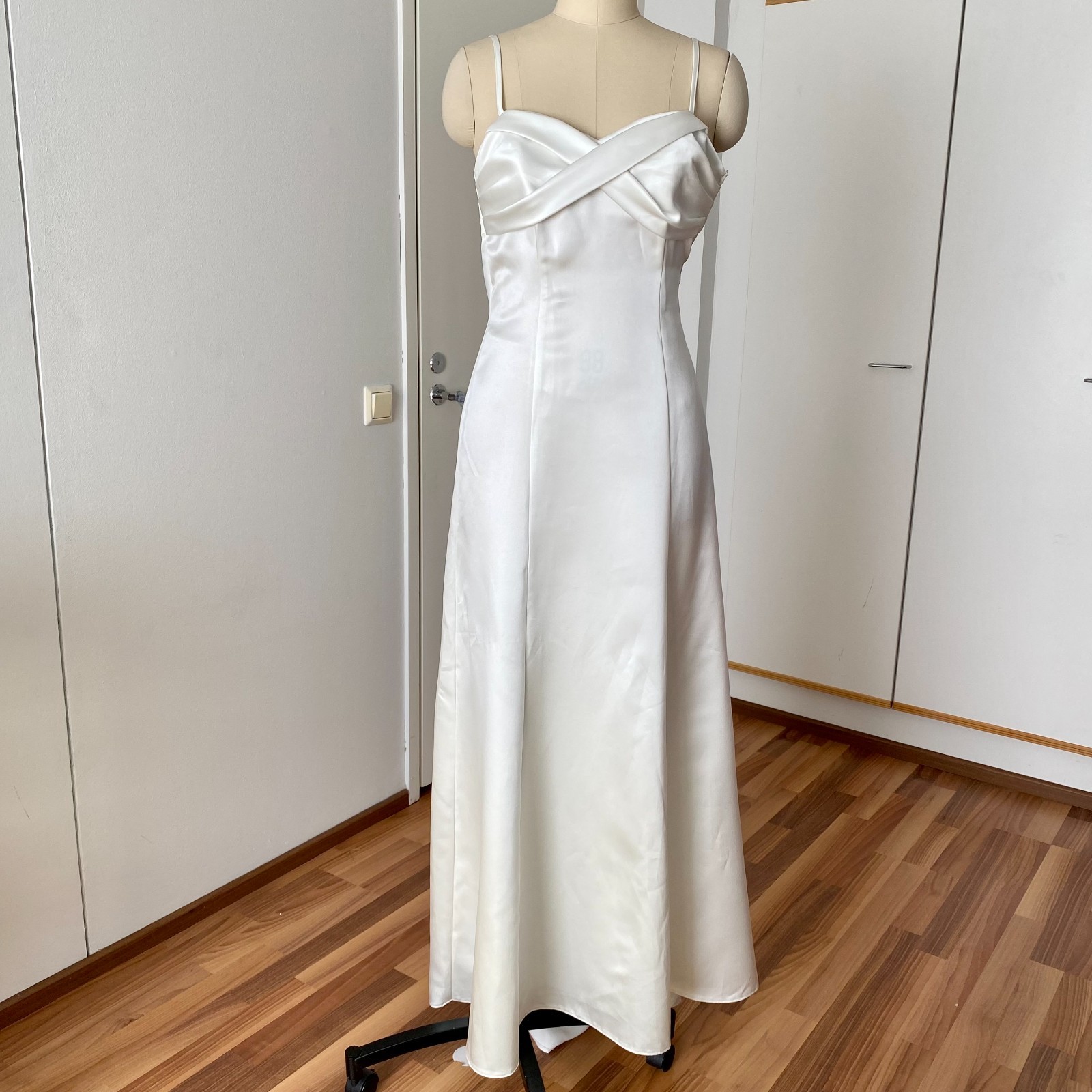 Vera MONT Vintage Wedding Dress Minimalist Spaghetti Straps Floor Length Bridal