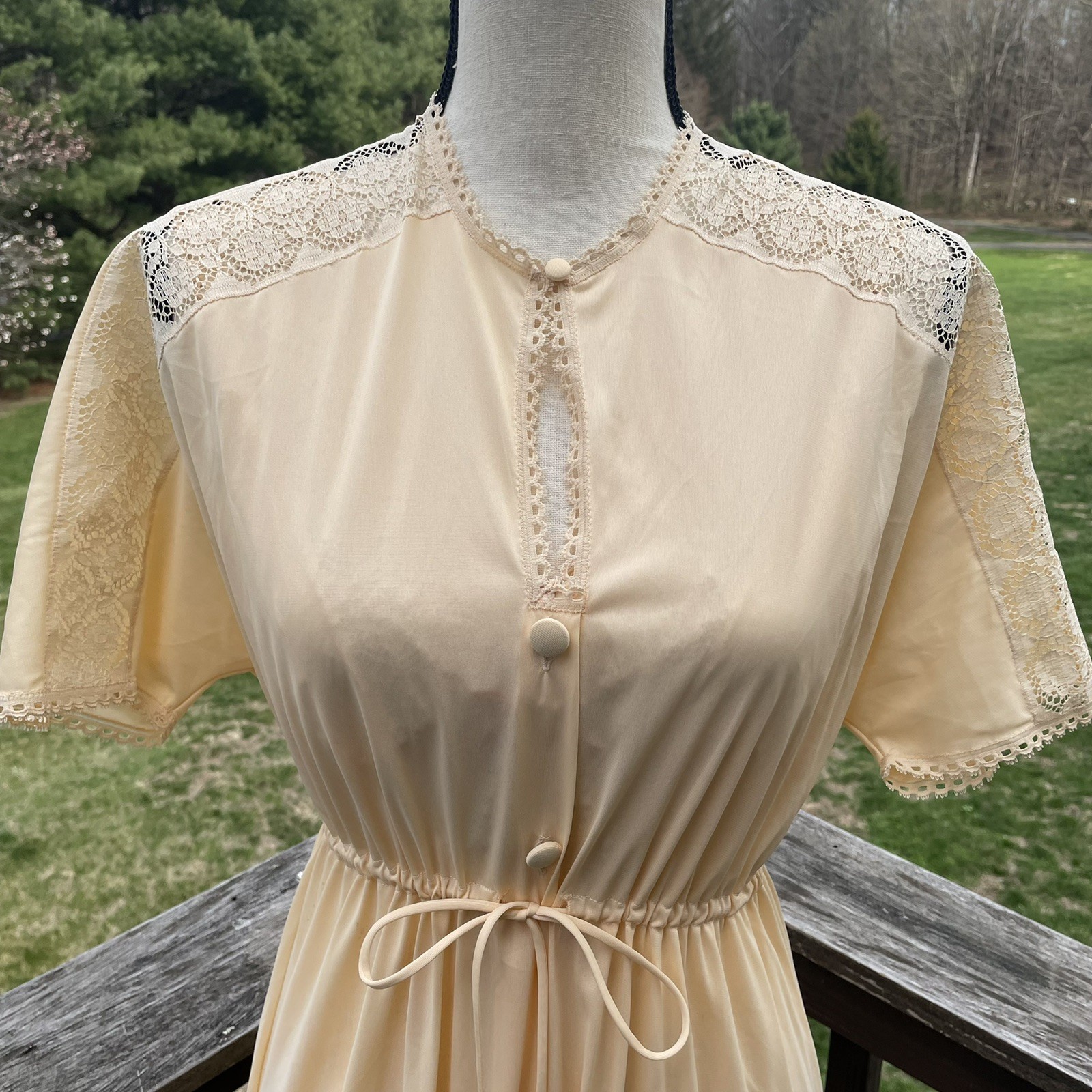 VANITY FAIR Peignoir Set Dressing Gown Robe Lace Peach Dainty Nylon 70s Vtg