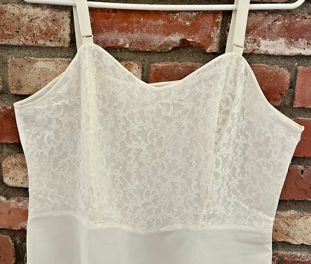 Vintage 1960s Barbizon White Tafredda Full Slip, Size 40 w/10″ Side Zipper!