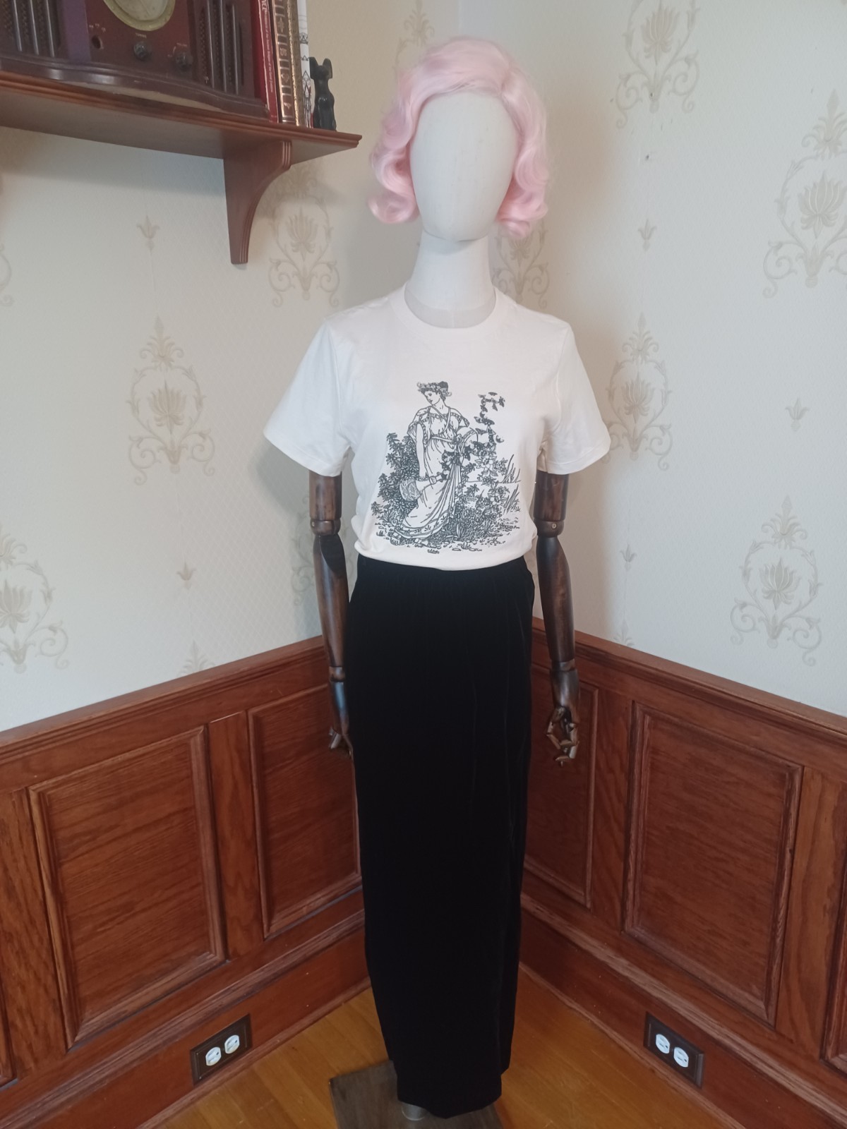Vintage 1970s/1980s Intuitions Union-Made Black Velvet Gothic Maxi-skirt
