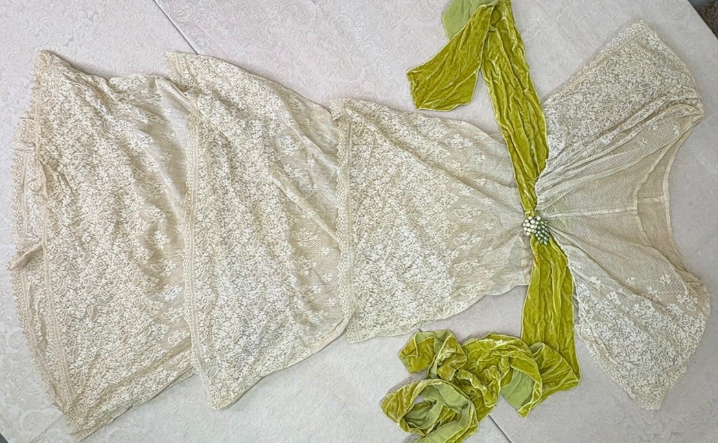 antique dress 1920s -30s fades white lace with velvet belt