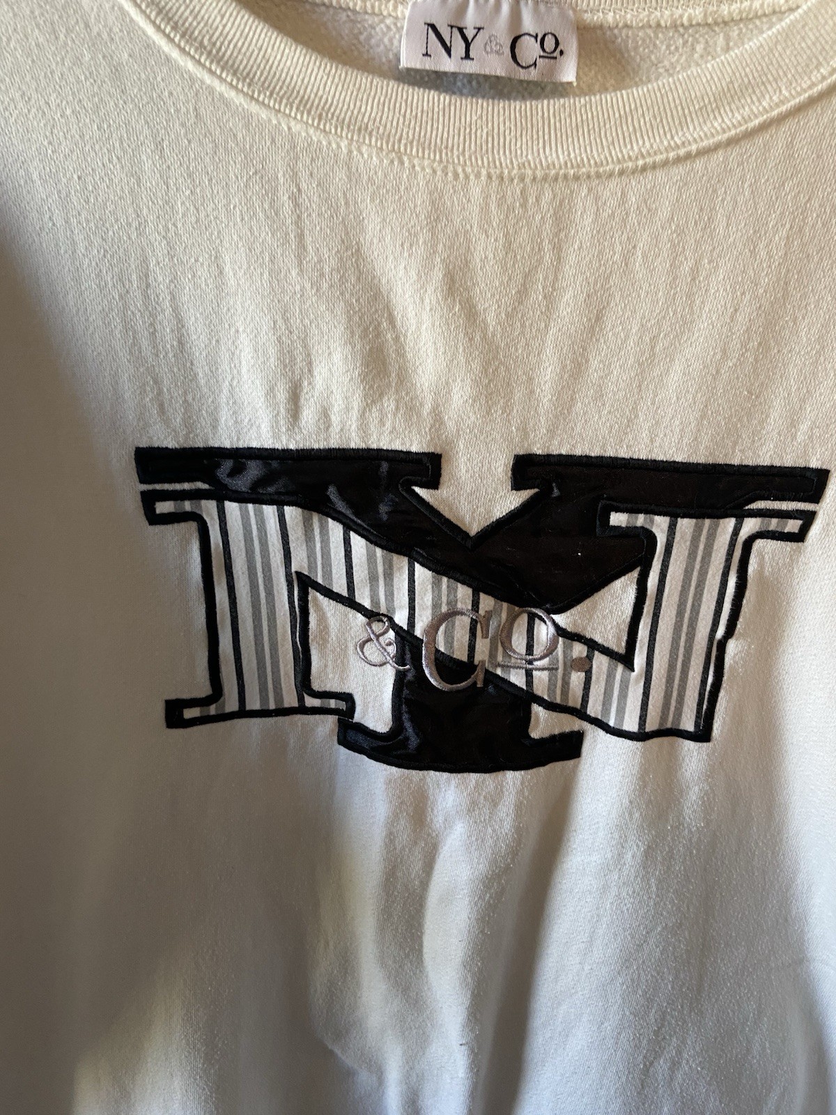 Vintage New York and company white crew neck w black and white logo size large