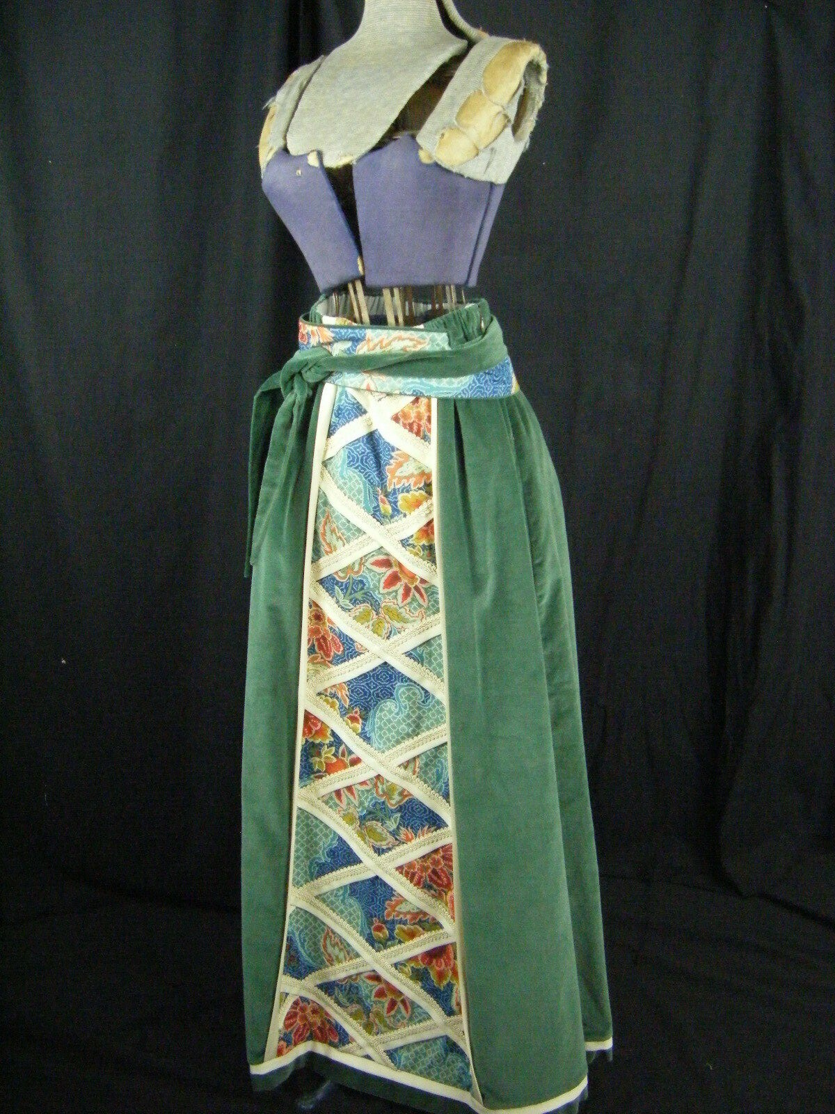 CHESSA DAVIS Vtg 70s Green Velvet Floral Patch Work Skirt & Belt-Waist 24 to 30″