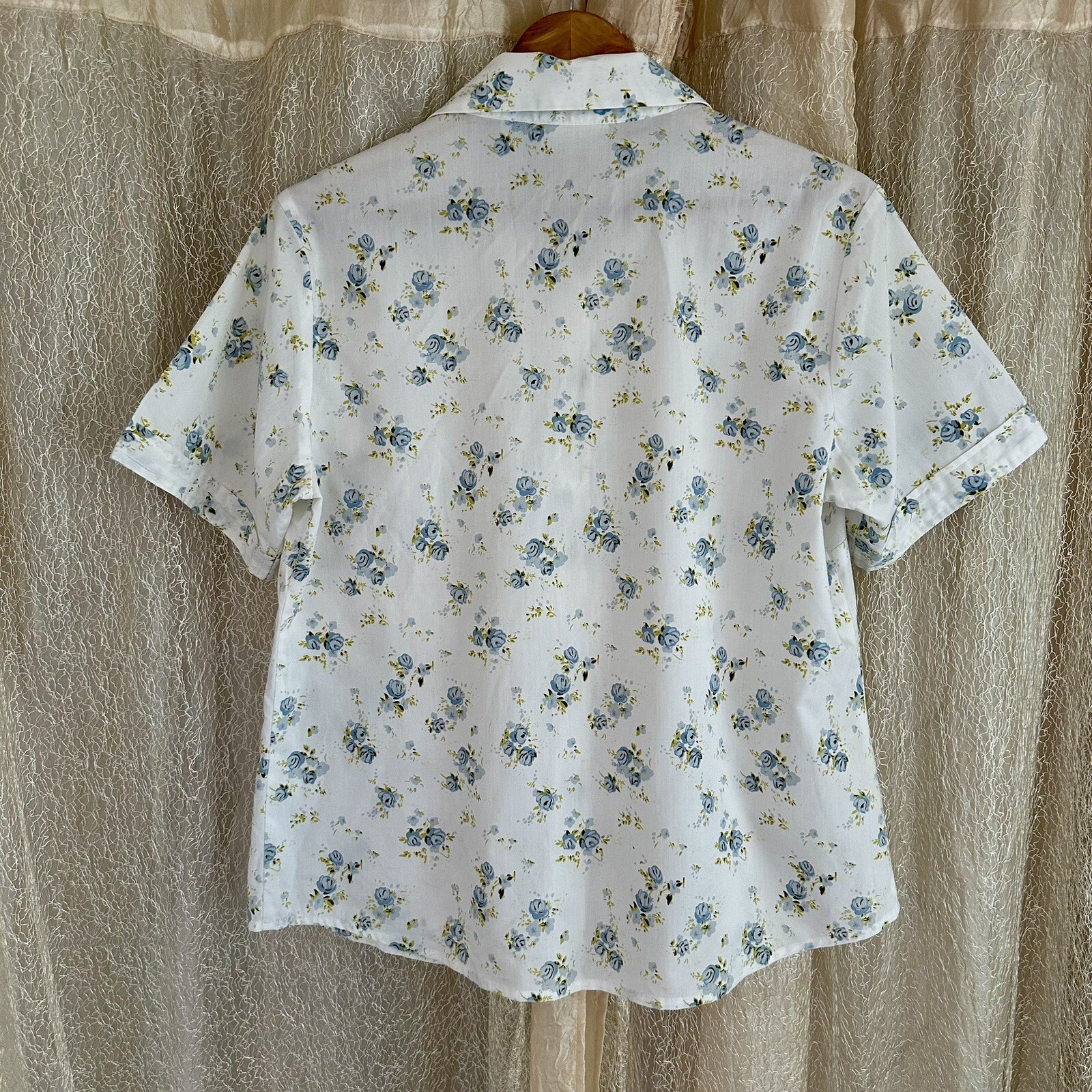 Vintage Miller’s Top Blouse Size 12 White Blue Roses Button Up Short Sleeve