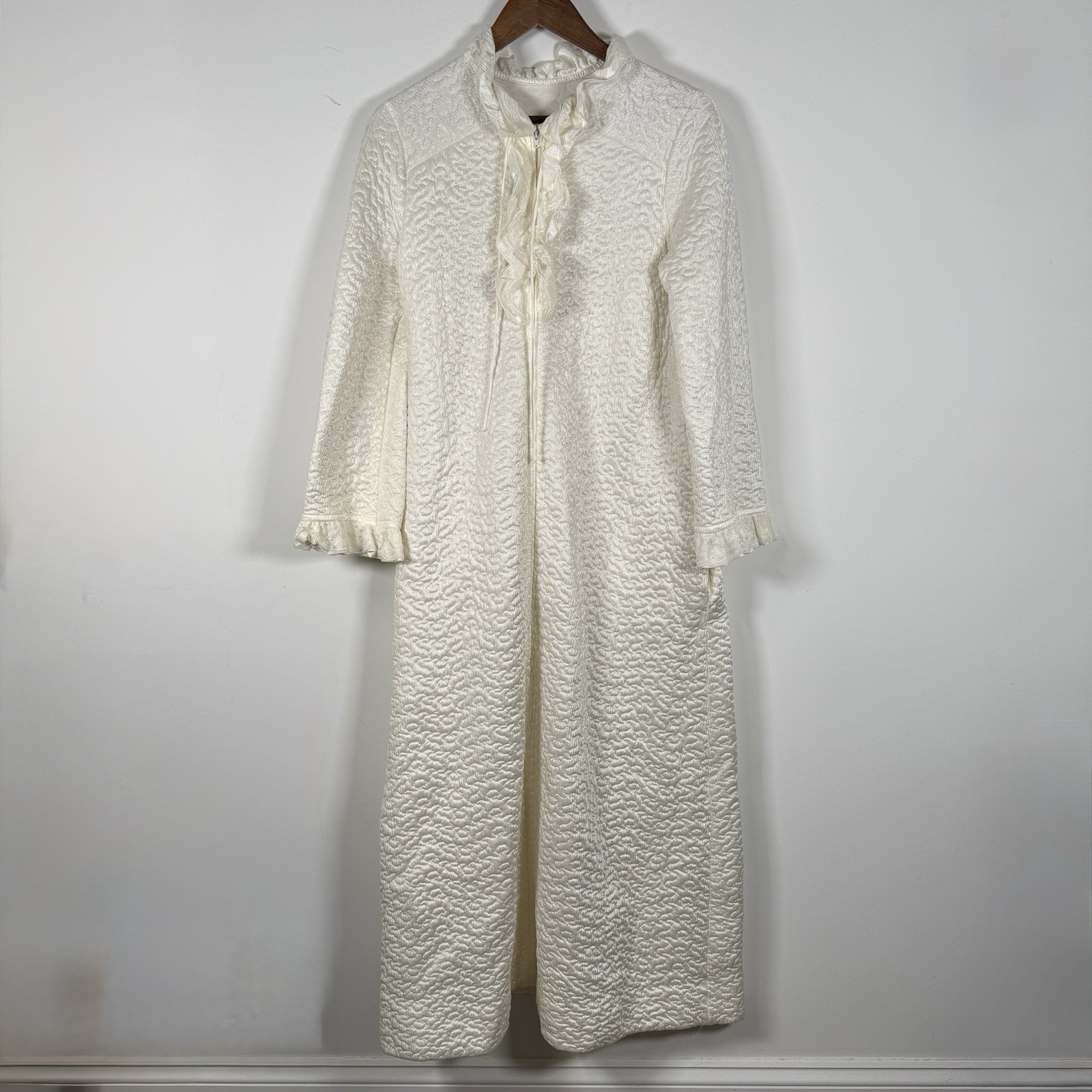 Vintage Quilted Women’s Off White Colonial Loungewear Housecoat Fringe Ruffle