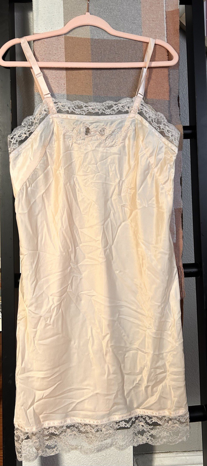 60s Barbizon Lace Nylon Flattery Full Slip Satin Peachy Pink Size Small-Med