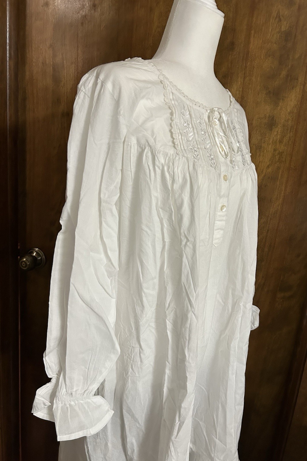 NEW NWT Victorian Classics SZ M White Nightgown w Long Sleeves Lace & Embroidery