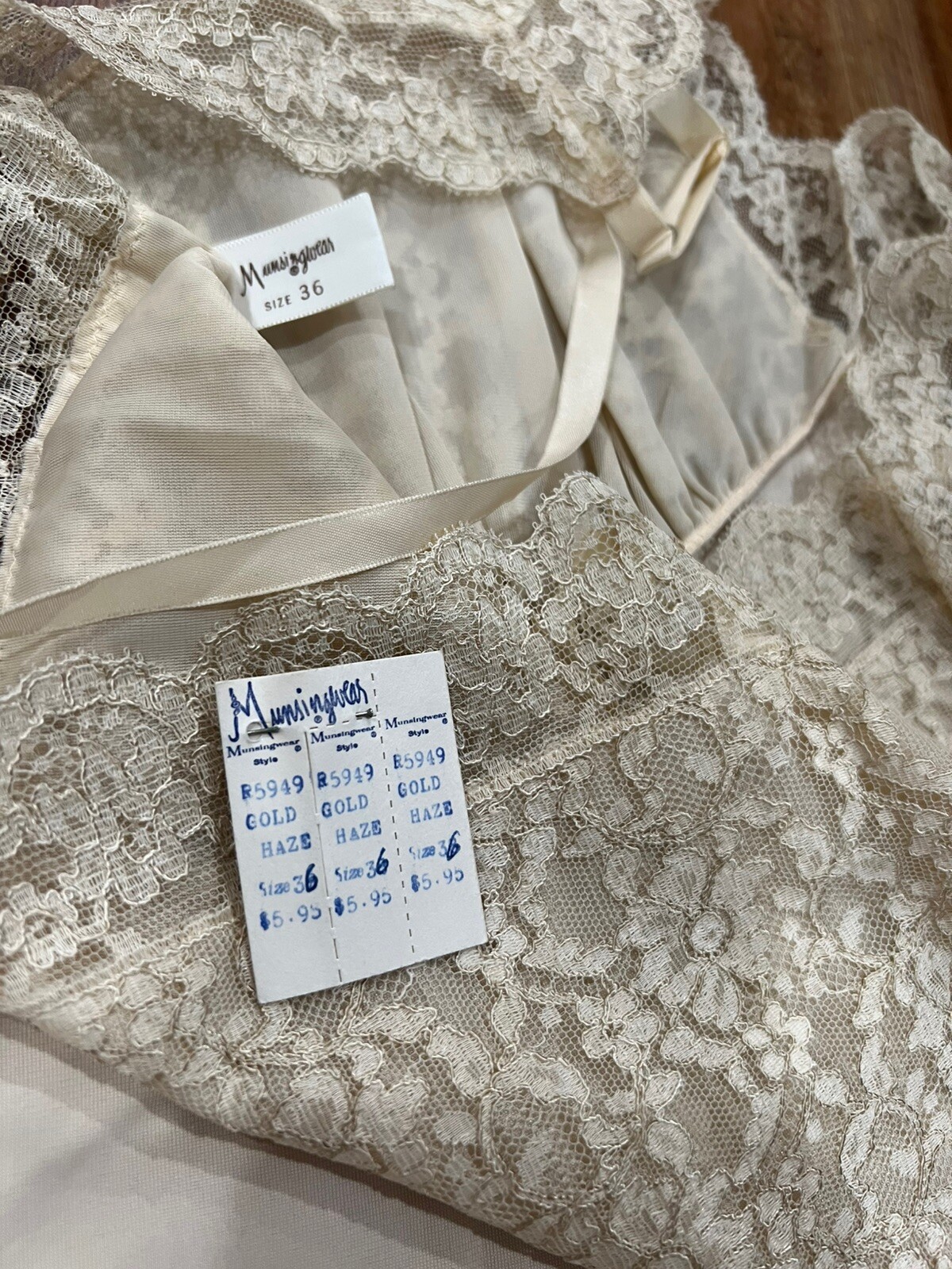 Vintage Munsingwear Size M 36 Beige Sexy Lace Full Dress Slip Silky Nylon NWT
