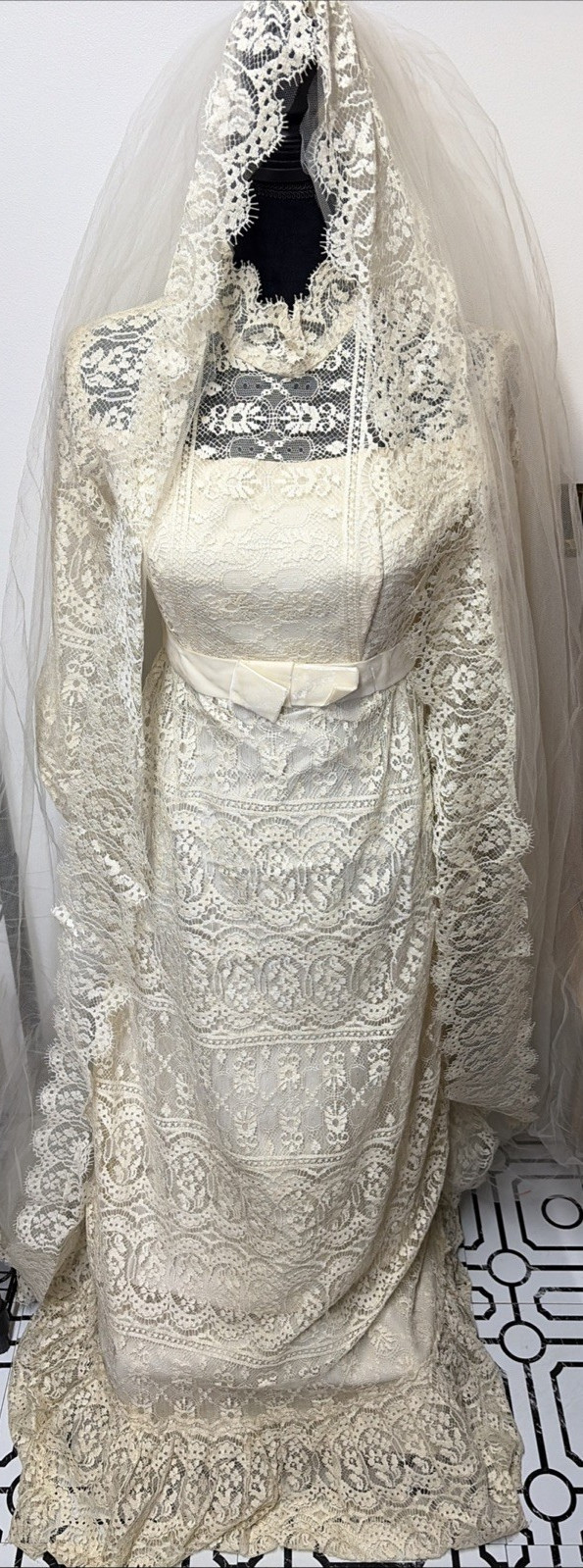 Vintage 60s/70s Cream Full Lace Bridal Dress Size 10 Cathedral Veil Lace Trim