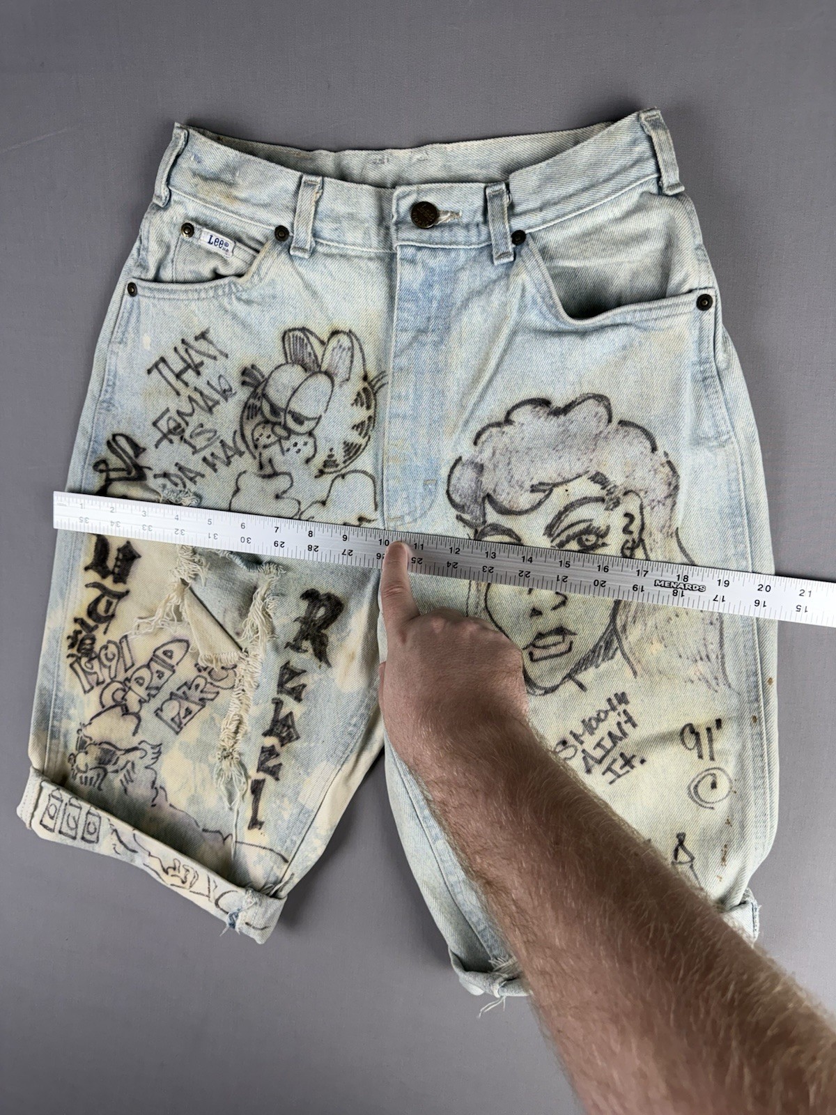 90’s VINTAGE Lee Riders Senior Denim Shorts Size 9 Women Hand Drawn RARE