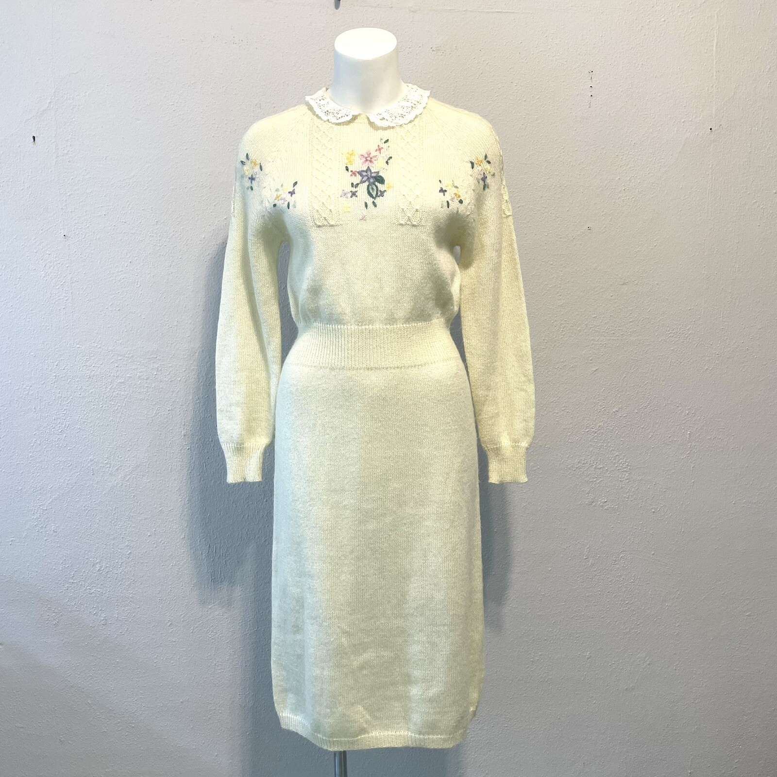 1970s Esprit Plain Jane Butter Yellow Floral Embroidered Sweater Dress Small
