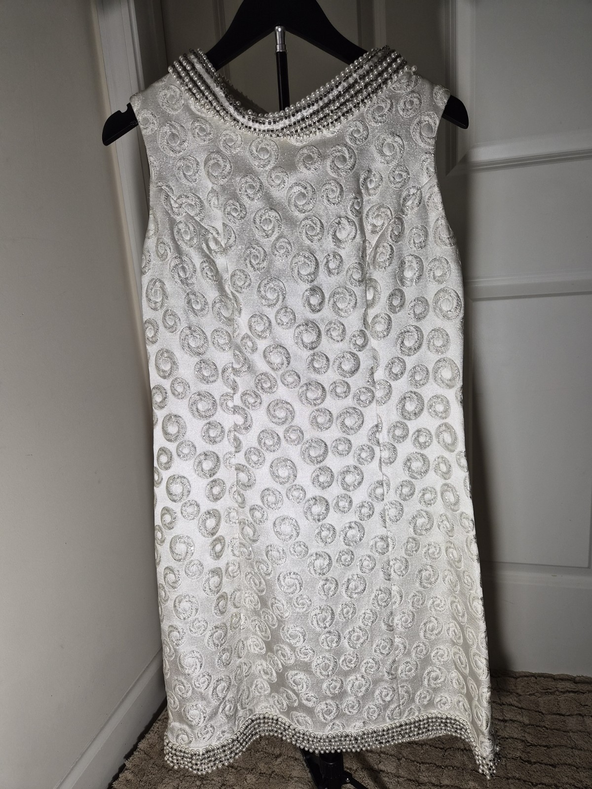Vintage 1960s White Silver Lurex Brocade Pearl Collar/Hem