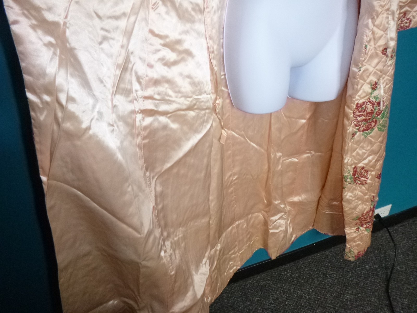 Vtg 1940s Dressing Gown / Robe Peach Quilted Satin FLOCKED Roses Wrap Style Sz M