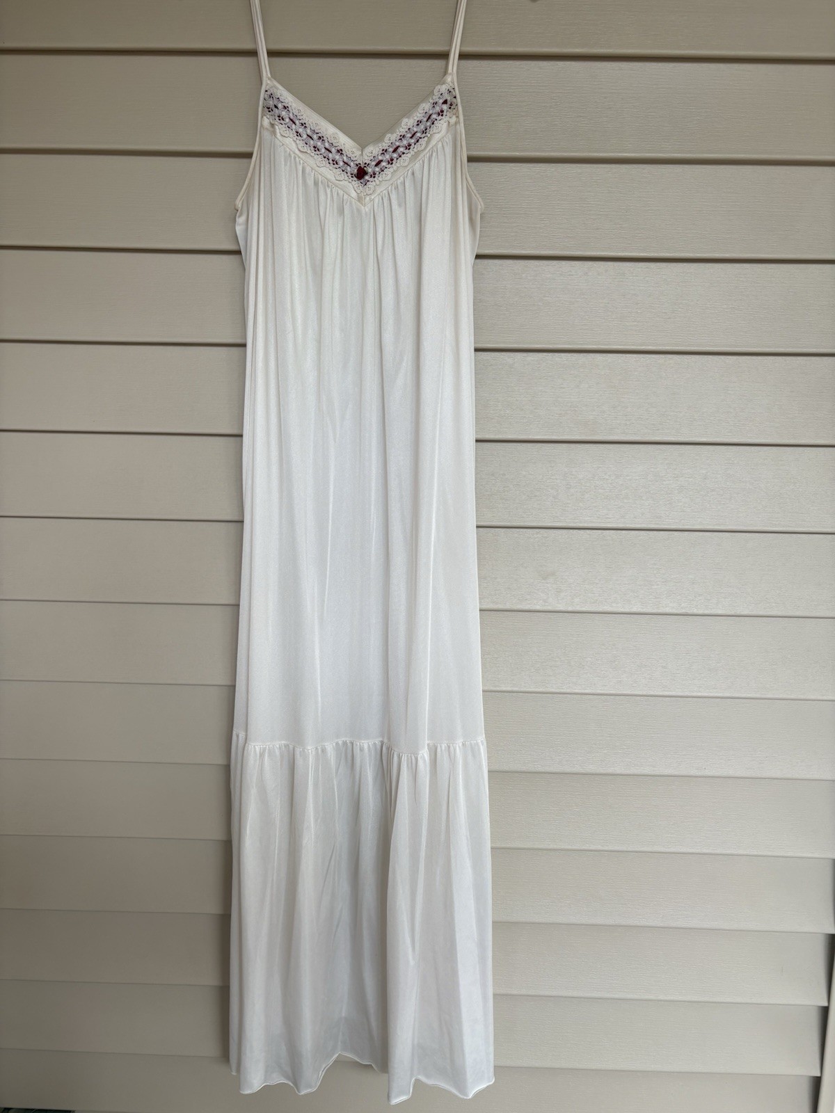 Vintage Long Nightgown cream Size Large. 100% Nylon INV25/588