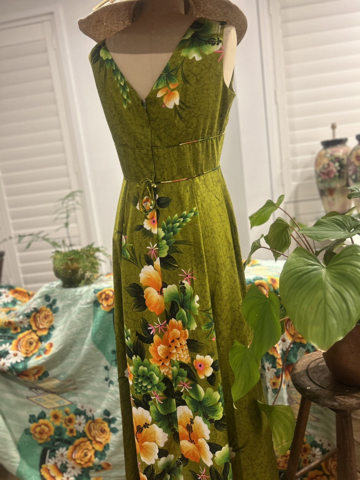 Vintage 1960/ 70s genuine Hawaiin Exotic Tropical Print Sleeveless long DressM