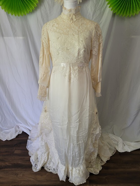 VINTAGE ALFRED ANGELO EDYTHE VINCENT ’70S BOHO PRAIRIE LACE WEDDING DRESS & VEIL