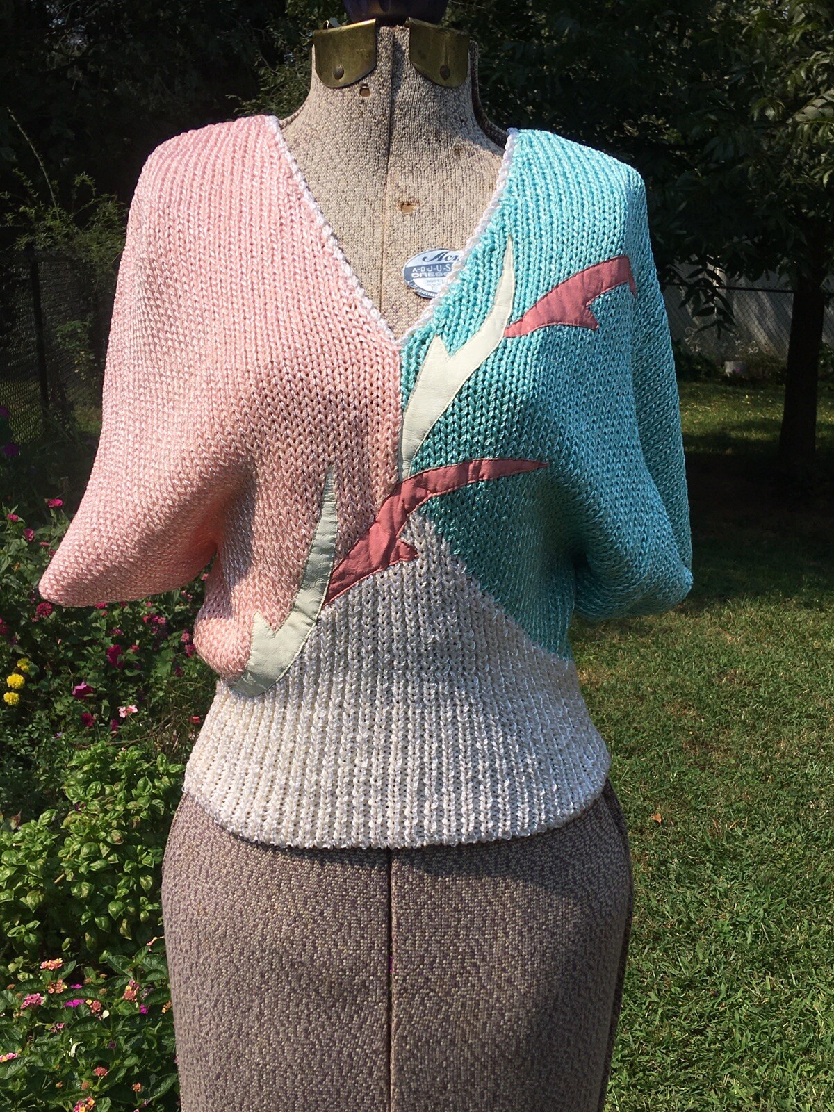 Vintage 1970s Cropped Sweater GEOMETRIC V Neck Bat Wing T Pink Cream Green Glowy