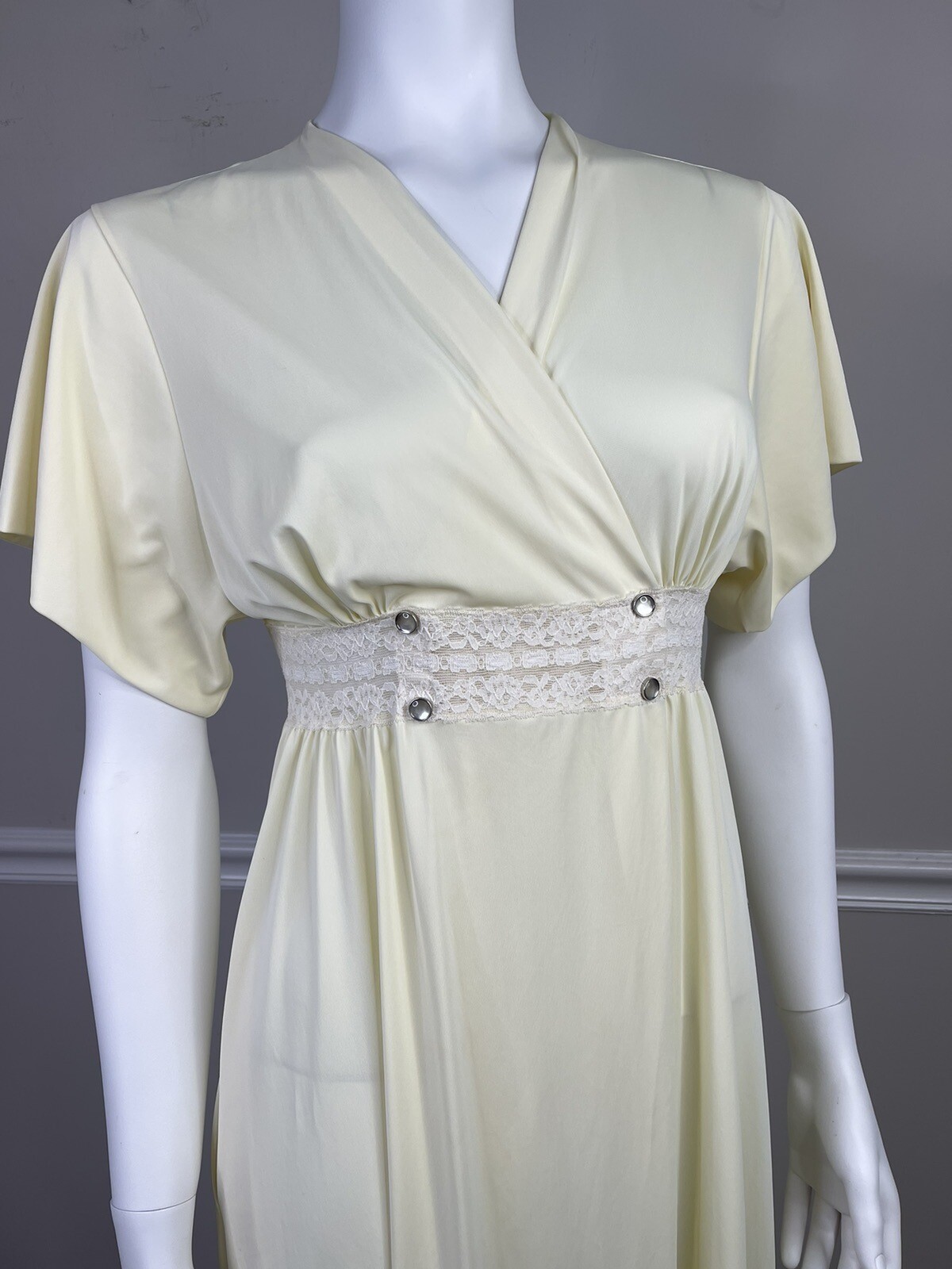 Vintage Shadowline Long Nightgown Womens 32” petite nylon Lace Pearl Snap Wrap