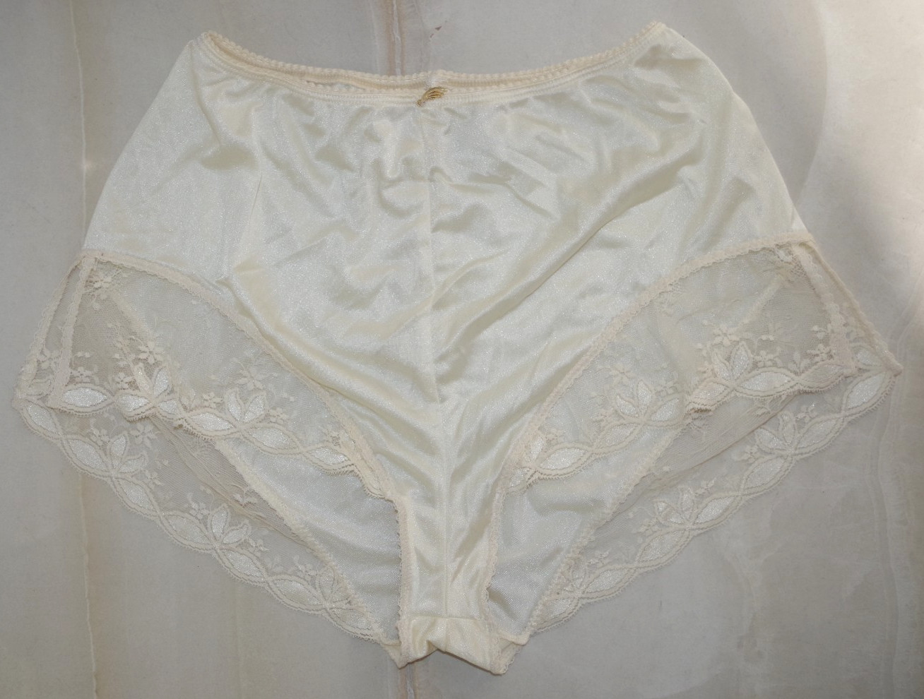 C18 NEW Grisina France VINTAGE ECRU NYLON & LACE 38 PANTIES