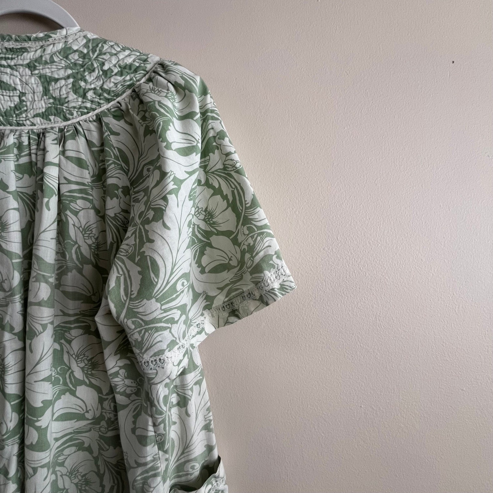 Vintage Crowntuft House Dress Green Floral Quilted Smocked Duster Robe Pockets