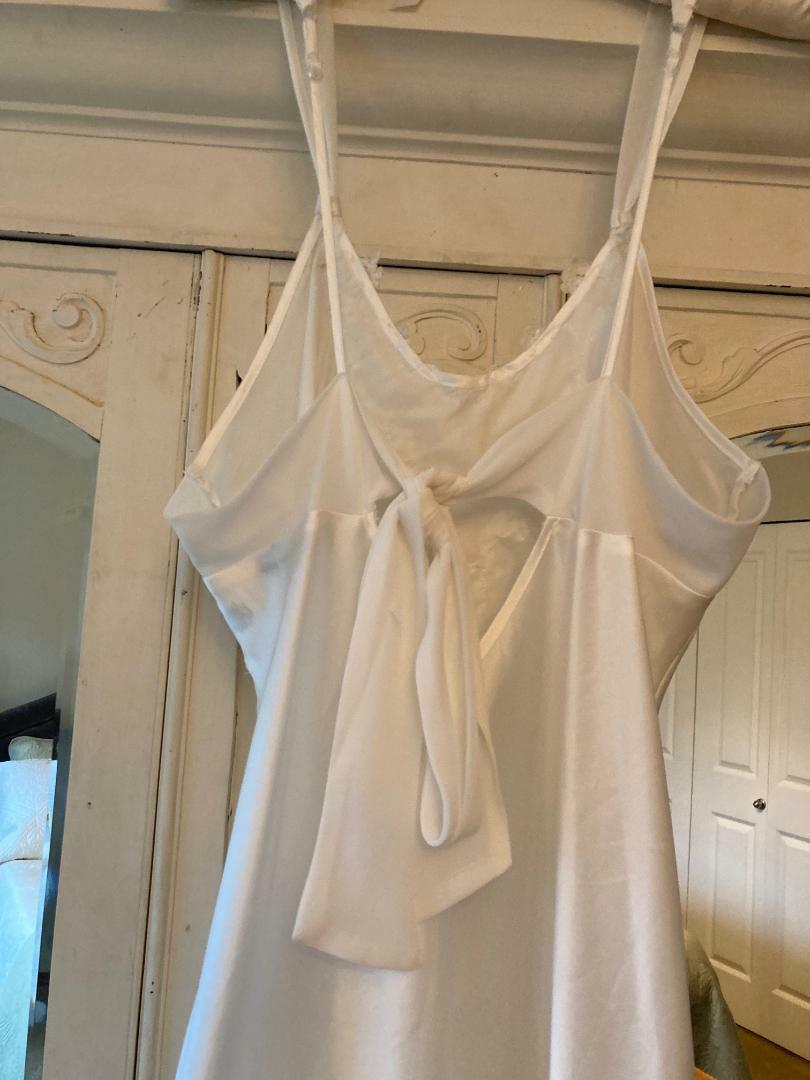 VINTAGE~ WHITE „LINEA DONATELLA” PEIGNOIR GOWN SIZE MEDIUM BLING & CHIFFON