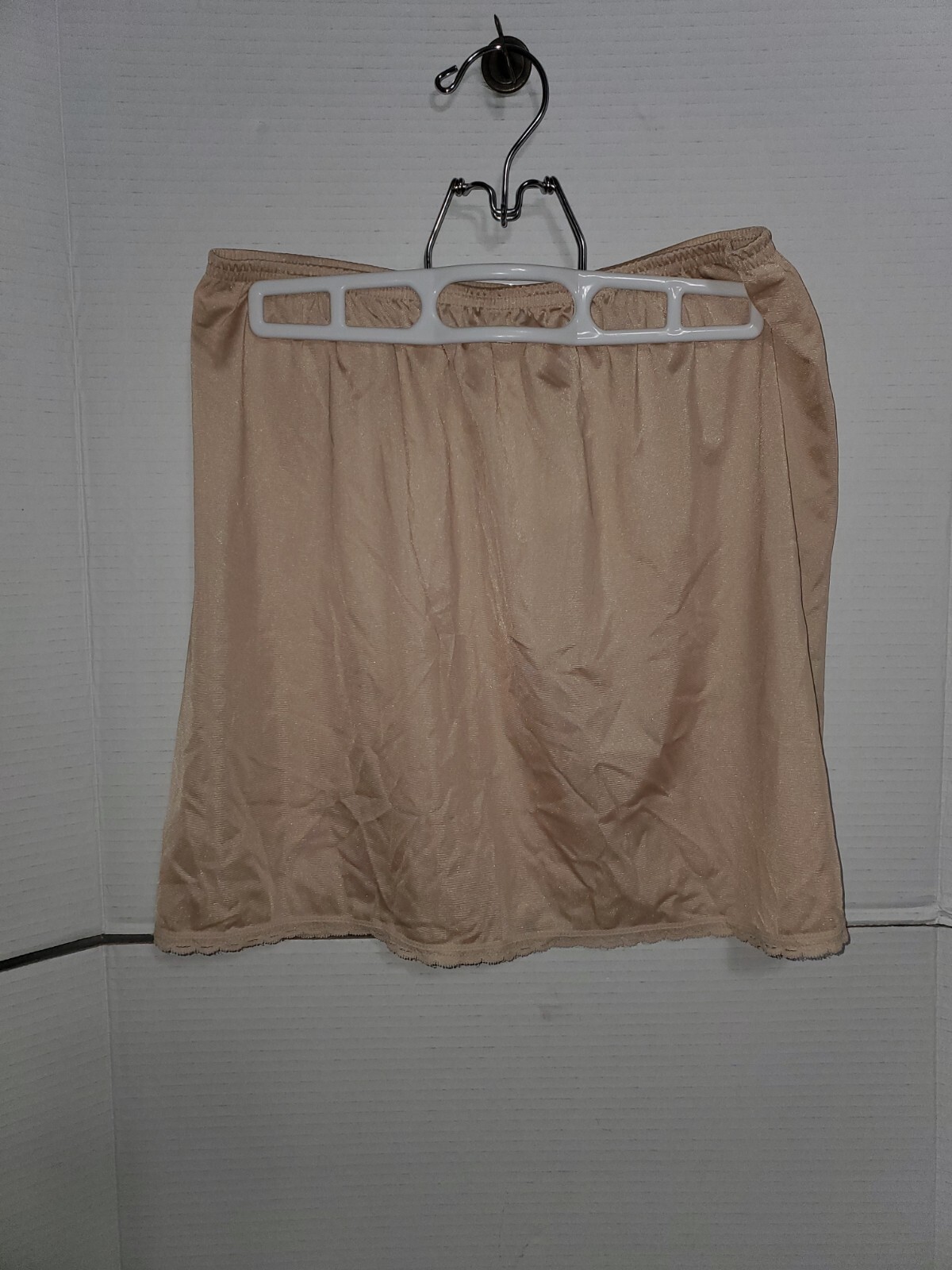 Vanity Fair Quarter 1/4 Slip Size Medium 16″ Long 5″slit 11-760 Lingerie Beige