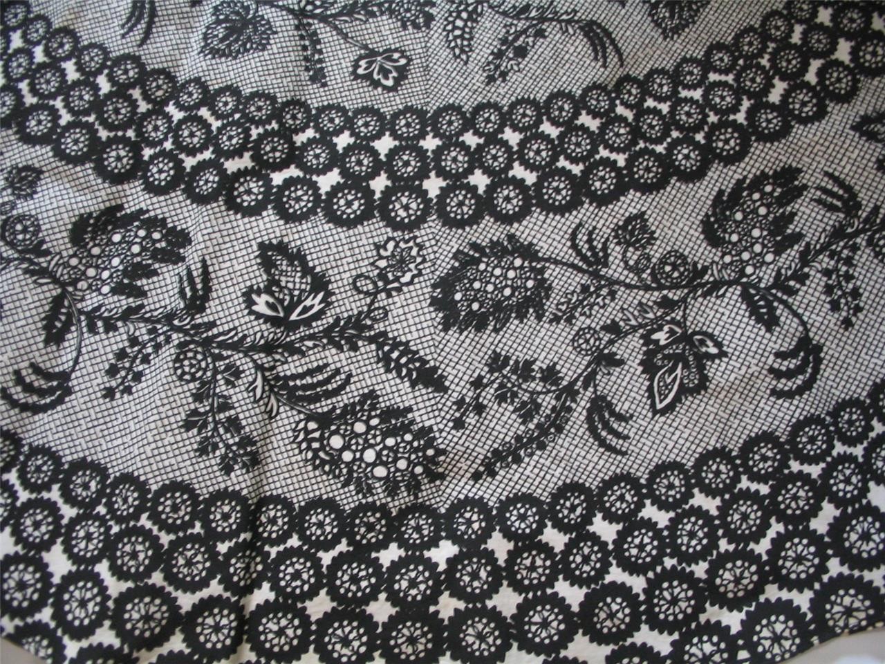 VINTAGE 1950S~BLACK & WHITE CIRCLE SKIRT W INNER CRINOLINE~SM~25″WAIST~196″SWEEP