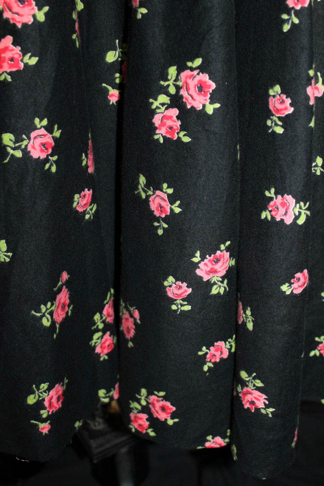 COLLECTABLE VINTAGE 1950’S BLACK ROSE FLORAL COTTON FLANNEL CIRCLE SKIRT SZ 27W
