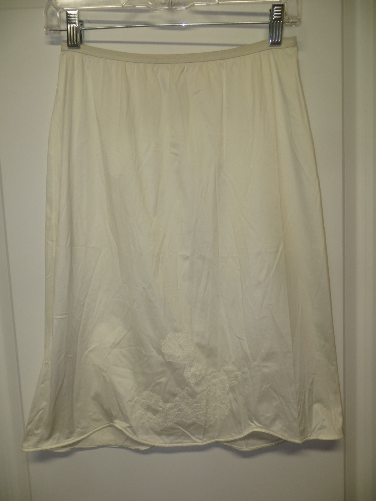 Vintage Embroidered Half Slip – Ivory Color – 25″ Waist – 23.5″ Long