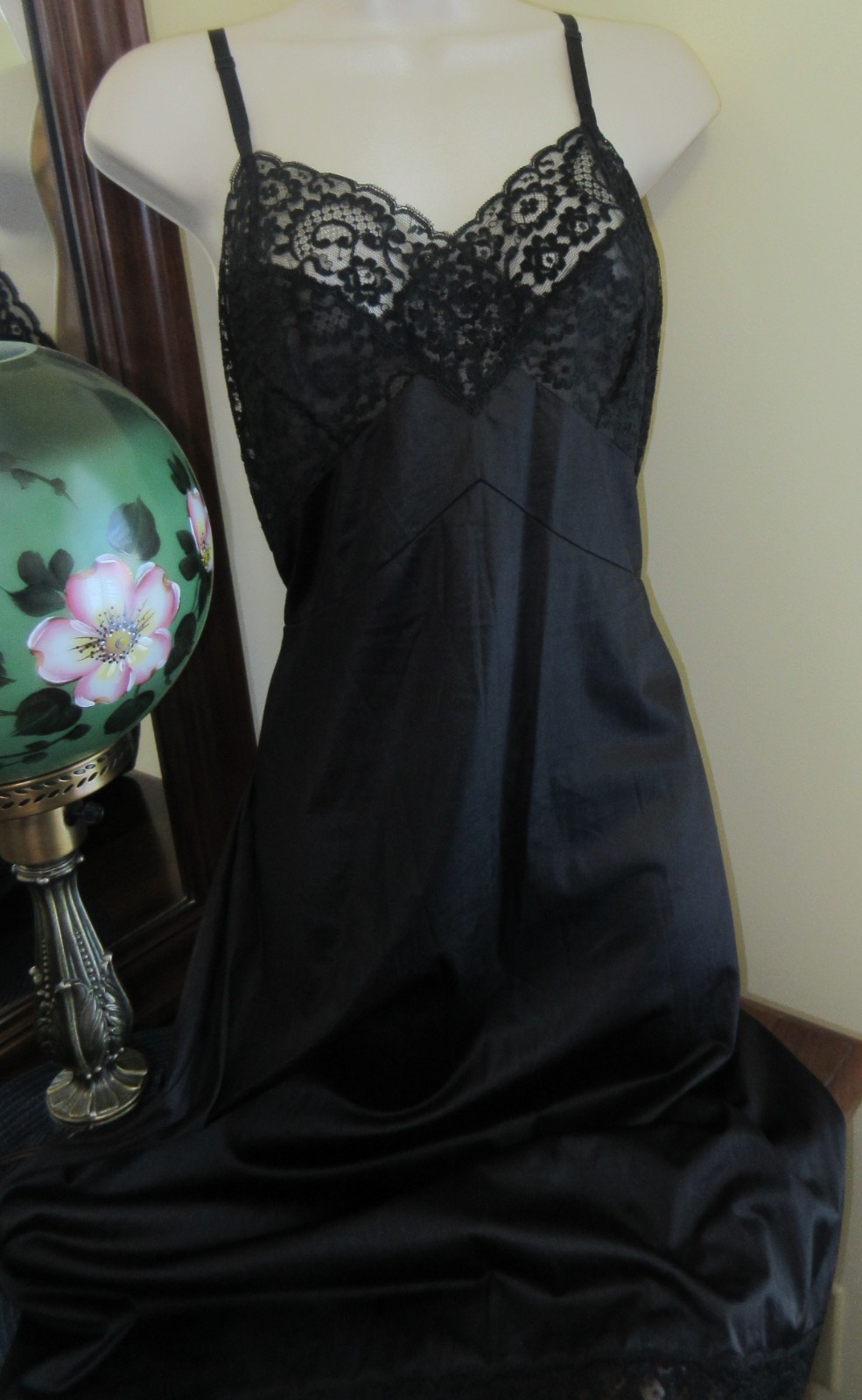 vintage size 36 VASSARETTE BLACK sheer mega LACE NYLON full slip NIGHTGOWN