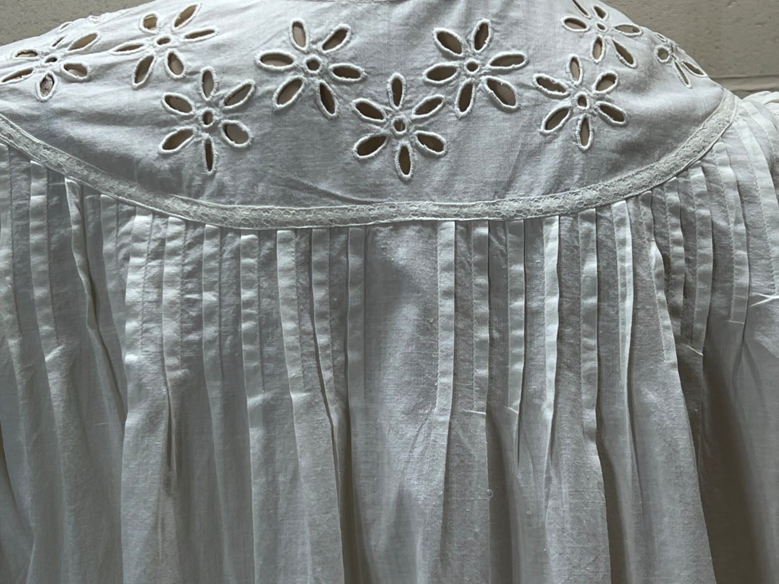 Vtg Early 1900s Creamy White Cotton Nightgown Hand-Stitched Eyelet Lace Trim