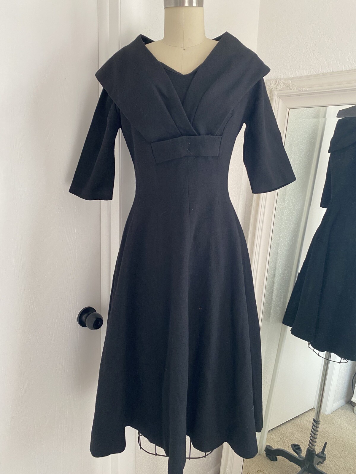 Vintage 1950s Half Sleeve Wool Fit & Flare Pin Up Dress Gown V Neck 50s