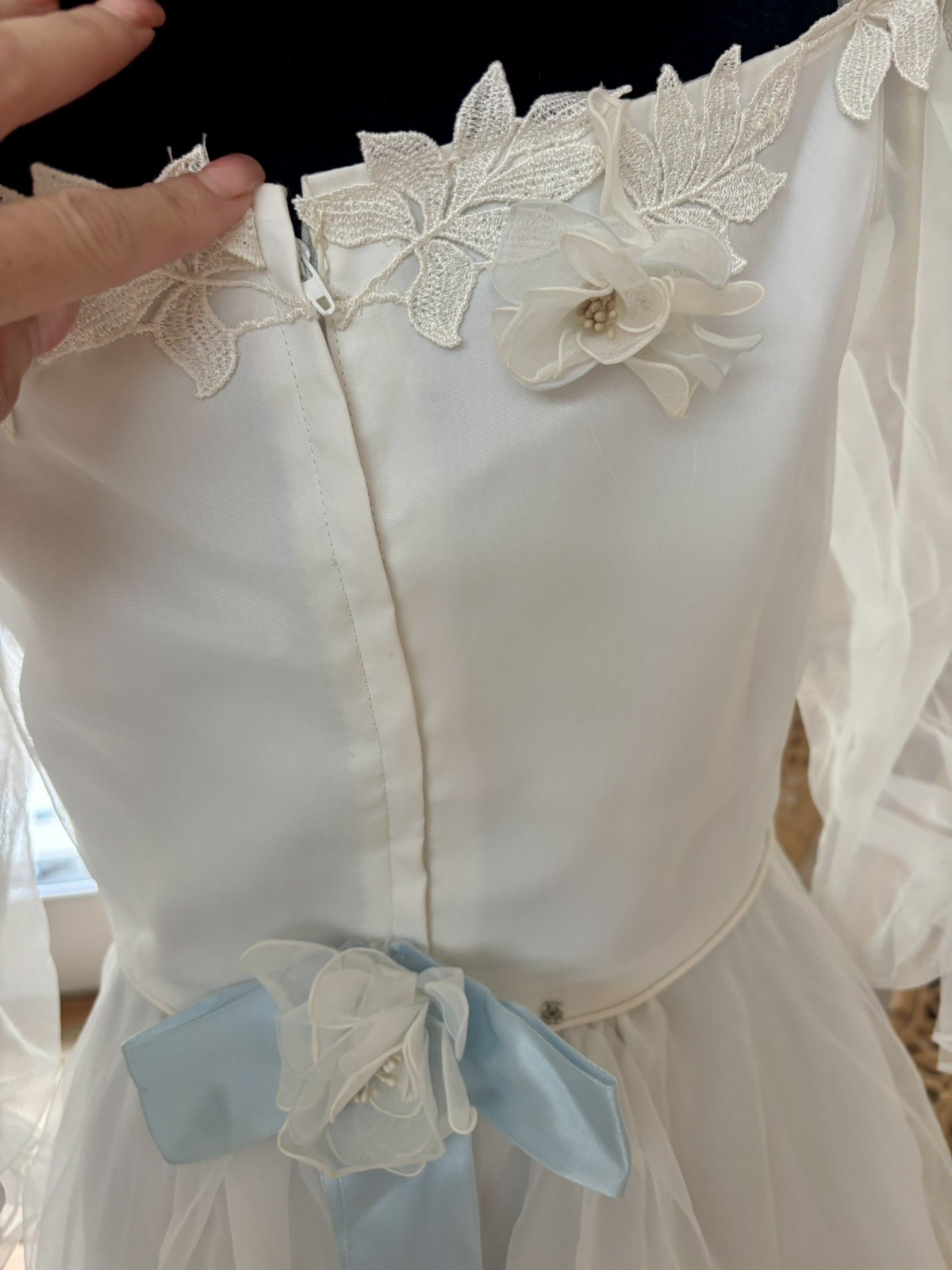 VINTAGE 1970’S WHITE LACE DAISY JULIET SLEEVE DRESS Blue Bows Bridal