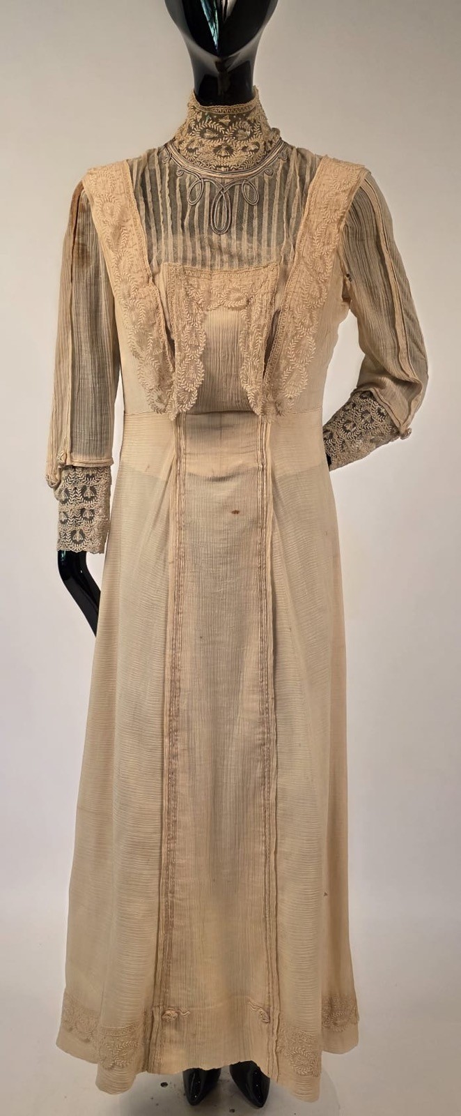 ANTIQUE EDWARDIAN IVORY DRESS GREAT FOR THE BUMBLE BEE PATTERN LACE TRIMS