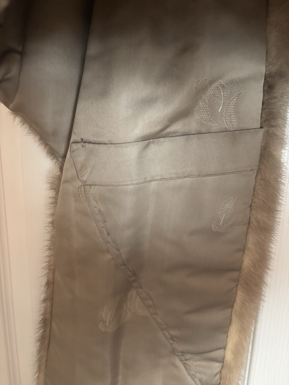 Vintage Blonde Mink Fur Stole/Cape w/Satin Lining & 2 Pockets