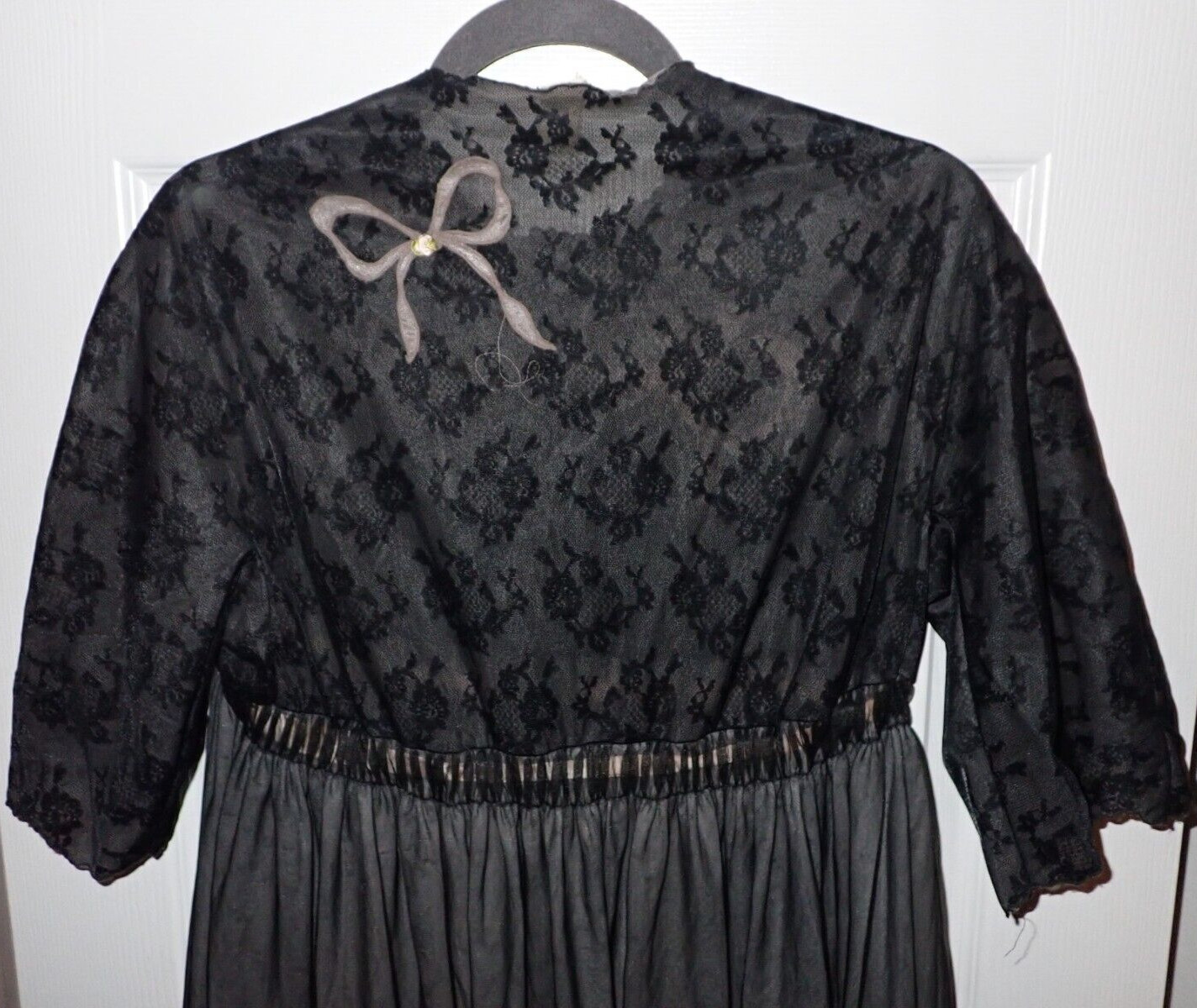 Vintage EYEFUL by „FLAUMS” Medium M PEIGNOIR Robe Cover Black & Pink Ribbon