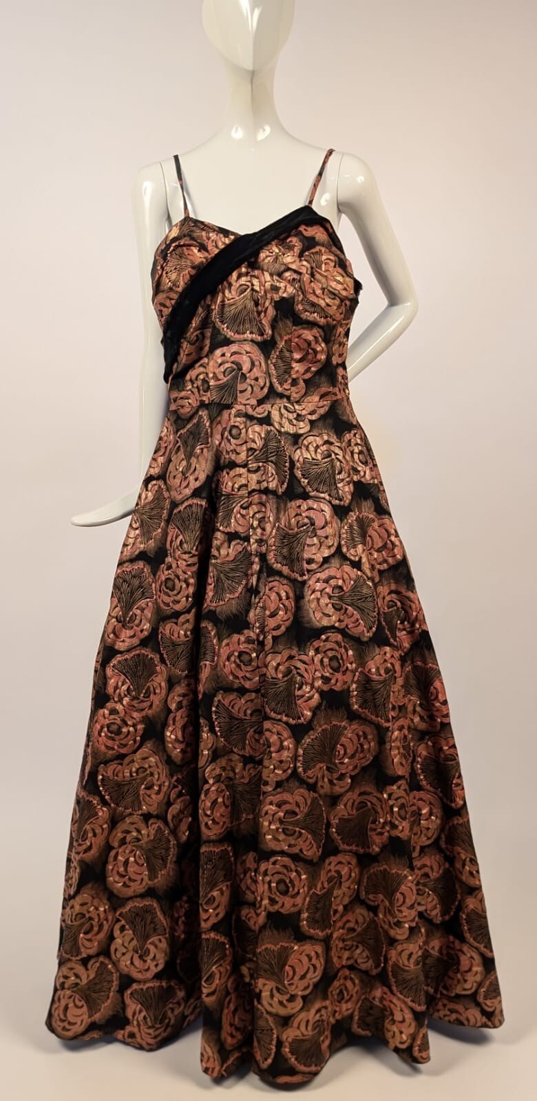 MOST ELEGANT 1940’S SALMON + METALLIC GOLD EMBOSSED CHINTZ LONG DRESS W VELVET 